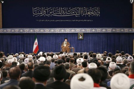 رهبر انقلاب: مردم شناخت دشمن را جدی بگیرند تا سر کشور کلاه نرود